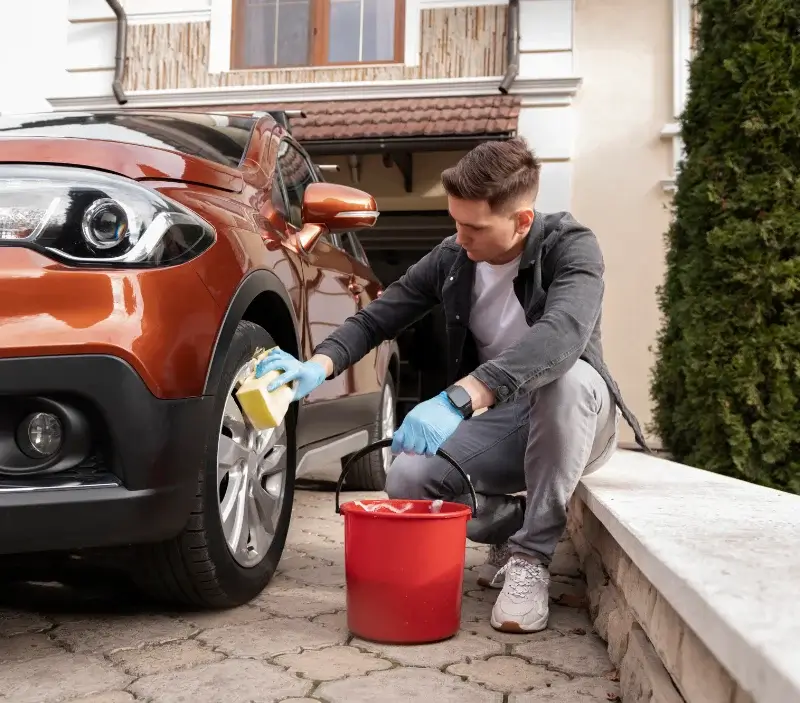 Lavage auto à domicile Annebault : professionnel intervenant sur un véhicule